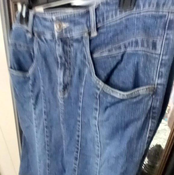 Las a Little Skirt - Picture 3 of 6